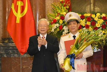 Tổng Bí thư, Chủ tịch nước Nguyễn Phú Trọng trao Quyết định thăng quân hàm Thượng tướng cho đồng chí Nguyễn Văn Sơn. Ảnh: DUY LINH