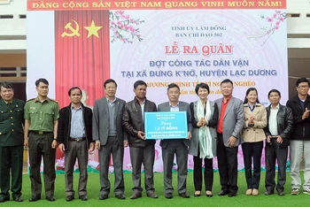 Ban chỉ đạo 502 tỉnh Lâm Đồng trao tặng kinh phí để xây dựng một số công trình tại xã Đưng K’Nớ.