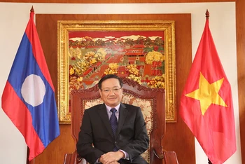 Đại sứ đặc mệnh toàn quyền nước CHXHCN Việt Nam tại nước CHDCND Lào Nguyễn Bá Hùng.