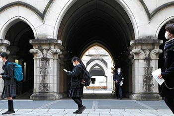 Các thí sinh thi đại học giữ khoảng cách trong khi chờ kiểm tra sơ bộ đầu vào tại Tokyo, Nhật Bản. Ảnh: The Asahi Shimbun