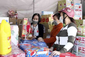 Công nhân, lao động mua sắm tại Phiên chợ công nhân