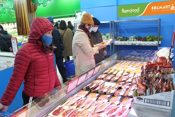 Người dân mua sắm tại siêu thị Haprofood/BRGMart.