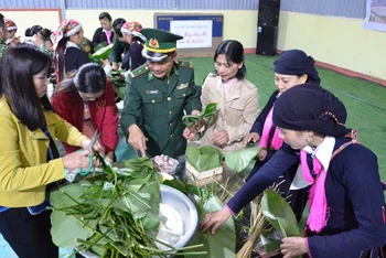 Thi gói bánh chưng tại Đồn biên phòng Trịnh Tường (Bát Xát - Lào Cai)