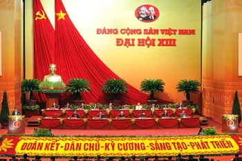 Sau khi đặt hoa, vào Lăng viếng Chủ tịch Hồ Chí Minh và dâng hương tại Đài tưởng niệm các anh hùng, liệt sĩ, các đại biểu dự Đại hội đại biểu toàn quốc lần thứ XIII của Đảng (Đại hội XIII) họp phiên trù bị.