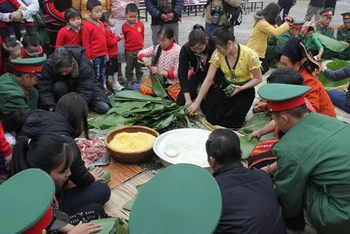 Hoạt động "Gói bánh chưng xanh cho người nghèo" của Làng đã trở thành hoạt động thường niên. Ảnh: Làng Văn hóa - Du lịch các dân tộc Việt Nam.