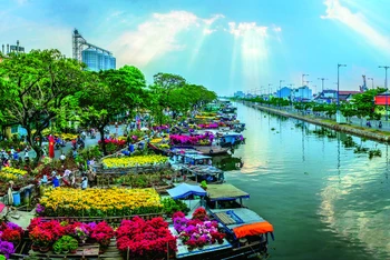 Chợ hoa xuân “Trên bến dưới thuyền” là nét văn hóa độc đáo trong dịp Tết cổ truyền của TP Hồ Chí Minh. (Ảnh: Ban tổ chức cung cấp)