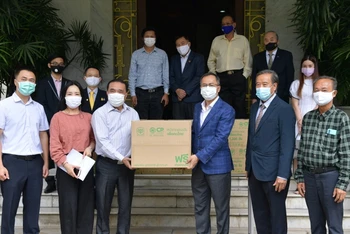 Đại sứ quán Việt Nam tại Thái Lan trao khẩu trang cho kiều bào.