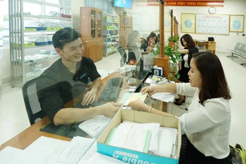 Người dân đến giao dịch tại Bảo hiểm xã hội thành phố Hà Nội.
