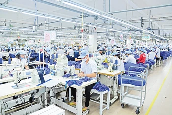 Sản xuất đồ may mặc tại Công ty cổ phần Dệt may 29/3 (TP Ðà Nẵng). (Ảnh: Hồng Anh)