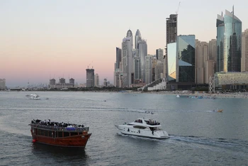Dù số ca mắc Covid-19 tăng cao gần gấp ba lần trong tháng qua, Dubai vẫn mở cửa đón du khách nước ngoài. (Ảnh: AP)