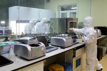 Trung tâm Kiểm soát bệnh tật Quảng Ninh xét nghiệm các mẫu bệnh phẩm ngay trong đêm 27-1.