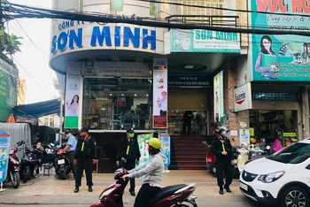 Lực lượng công an phong tỏa kiểm tra nhà thuốc Công ty TNHH Sơn Minh vào chiều 4-12-2020.