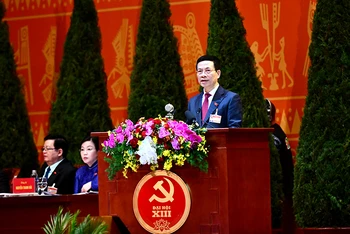 Đồng chí Nguyễn Mạnh Hùng, Ủy viên Trung ương Đảng, Bộ trưởng Thông tin và Truyền thông trình bày tham luận. (Ảnh: DUY LINH)