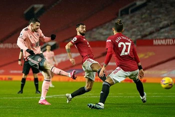 O. Burke (áo hồng) ghi bàn giúp Sheffield thắng Man United 2-1.
