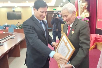 Lãnh đạo Quận ủy Đống Đa trao Huy hiệu 75 năm tuổi Đảng cho đồng chí Đặng Minh Phương.