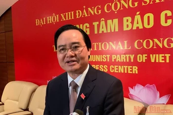 Bộ trưởng Giáo dục và Đào tạo Phùng Xuân Nhạ trả lời phỏng vấn báo chí bên lề Đại hội Đảng lần thứ XIII.