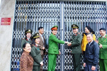 Trao nhà tình nghĩa cho Trung úy Nguyễn Văn Hiếu, cán bộ Công an huyện Bảo Thắng.