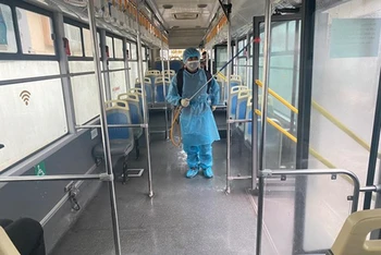 Transerco thực hiện phun khử khuẩn xe buýt.