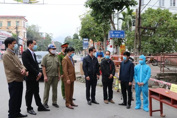 Thứ trưởng Nguyễn Trường Sơn cùng đoàn công tác chỉ đạo công tác chống dịch tại khu vực cách ly trên địa bàn TP Hòa Bình.