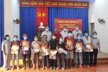 Trao quà và ấn phẩm báo Xuân Nhân Dân cho các hộ dân có hoàn cảnh khó khăn ở phường Bửu Long.