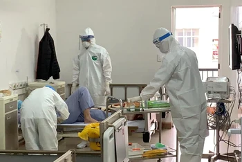 Các bác sĩ điều trị cho bệnh nhân tại Quảng Ninh.