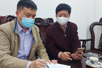 ThS, BS Nguyễn Trọng Khoa (áo tím) triển khai công tác điều trị tại Chí Linh, Hải Dương.