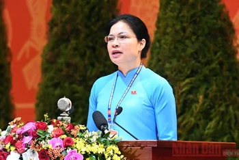 Chủ tịch Hội Liên hiệp Phụ nữ Việt Nam Hà Thị Nga trình bày tham luận. (ẢNH: DUY LINH)