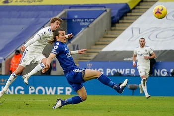 Pha ghi bàn đẹp mắt của Bamford (Leicester, áo trắng bên trái).