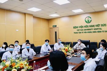 Các chuyên gia đầu ngành BV Việt Đức hội chẩn cho ca phẫu thuật.