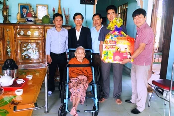 Báo Nhân Dân tặng quà Tết cho Mẹ Việt Nam Anh hùng Phạm Thị Luận.