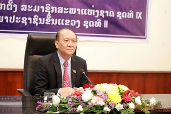 Người phát ngôn của Ủy ban Bầu cử quốc trường Quốc hội Lào, TS Somphu Duongsavan công bố danh sách, tư cách người ứng cử vào đại biểu Quốc hội Lào khóa IX.