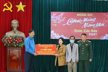 Chủ tịch Công đoàn Giáo dục Việt Nam Vũ Minh Đức trao 110 triệu đồng tặng thân nhân gia đình của 22 cán bộ chiến sĩ Đoàn 337, hy sinh trong đợt lũ tháng 10-2020.