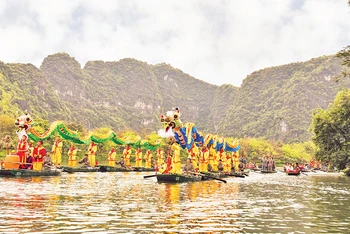 Múa rồng trong Lễ hội Tràng An thuộc Di sản Văn hóa và Thiên nhiên thế giới Tràng An (Ninh Bình). Ảnh: Trường Huy