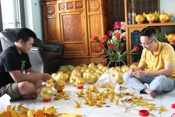 Lê Văn Thịnh (bìa trái) và Thanh Tiền bán trâu vàng gây quỹ sinh hoạt cho chi đoàn.