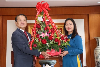 Đại biện Trịnh Thị Tâm (phải) cảm ơn các đồng chí lãnh đạo ban, bộ, ngành của Lào đến chúc mừng 91 năm Ngày thành lập Đảng.