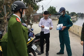 Công an phường Yên Hải, thị xã Quảng Yên xử phạt một trường hợp vi phạm các quy định về phòng, chống dịch Covid-19.