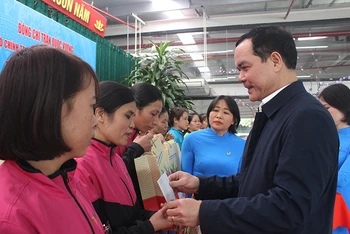 Chủ tịch Tổng LĐLĐ Việt Nam trao quà tới công nhân lao động khó khăn tại chương trình Tết Sum vầy do LĐLĐ tỉnh Thái Bình tổ chức.