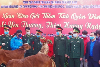 Ban Tổ chức chương trình "Xuân biên giới thắm tình quân dân" trao bò giống tặng bà con nông dân.