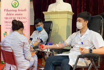 Các cán bộ y tế Bệnh viện Hữu nghị Việt Đức hiến máu nhóm máu O sáng 4-2.