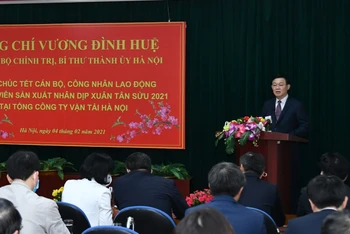 Đồng chí Vương Đình Huệ, Ủy viên Bộ Chính trị, Bí thư Thành ủy phát biểu chúc Tết và động viên cán bộ, công nhân lao động Tổng Công ty Vận tải Hà Nội.