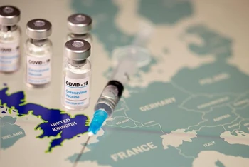 Lọ vaccine Covid-19 và kim tiêm được đặt trên bản đồ Liên minh châu Âu chụp ngày 2 -12-2020. Ảnh: Reuters.