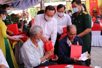 Bí thư Thành ủy TP Hồ Chí Minh Nguyễn Văn Nên tặng quà Tết cho người có công huyện Gò Dầu.