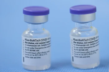 Thử nghiệm tại Anh nhằm kiểm tra sự kết hợp giữa vaccine Pfizer và AstraZeneca trong phác đồ tiêm hai mũi. Trong ảnh là lọ vaccine Covid-19 của Pfizer-BioNTech. Ảnh: Reuters.