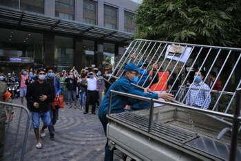 Lực lượng chức năng tháo bỏ rào chắn cách ly tòa nhà 88 phố Láng Hạ.