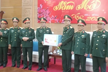 Đồng chí Phan Văn Giang và Đoàn công tác tặng quà Bộ tư lệnh Quân khu I.