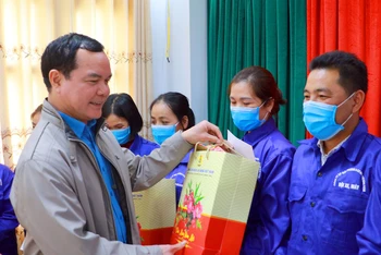 Chủ tịch Tổng LĐLĐ Nguyễn Đình Khang tặng quà công nhân, lao động Công ty CP Môi trường và Công trình đô thị trong chương trình Tết sum vầy do LĐLĐ tỉnh Bắc Kạn tổ chức. 