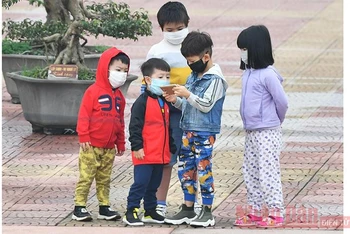Trẻ em trong khu cách ly ở Hà Nội dịp tháng 3 năm 2020 (Ảnh minh họa: Thủy Nguyên).