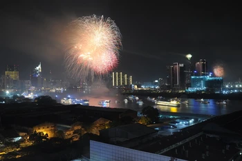Bắn pháo hoa dịp tết dương lịch 2021 tại khu vực đầu đường hầm sông Sài Gòn (khu vực quận 2 cũ, hiện là TP Thủ Đức). (Ảnh: Quốc Thanh)