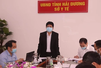ThS, BS Nguyễn Trọng Khoa chủ trì cuộc họp trực tuyến về công tác điều trị.