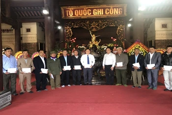 Báo Nhân Dân tặng quà Tết gia đình chính sách, hộ nghèo ở Nghệ An và Hà Tĩnh